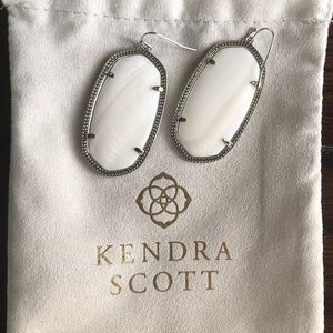 Kendra Scott Danielle style rhodium with pearl